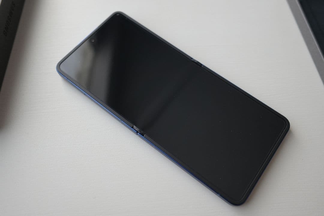 最新Samsung Galaxy ZFlip7 ブルー