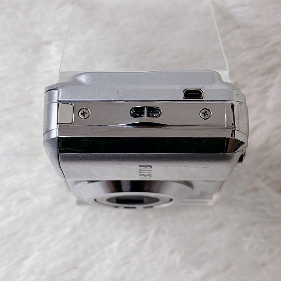 ✨美品✨FUJIFILM FinePix AV200 シルバー 単三電池式