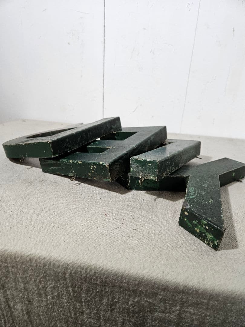 USA ヴィンテージ ブリキの看板 アルファベット 4文字分 壁掛け サイン