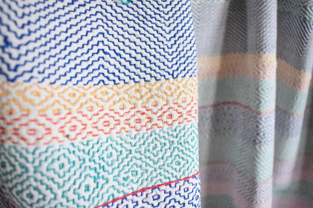 【寒波SALE】繊細でユニーク　貴重な全面刺繍のヴィンテージカンタキルト