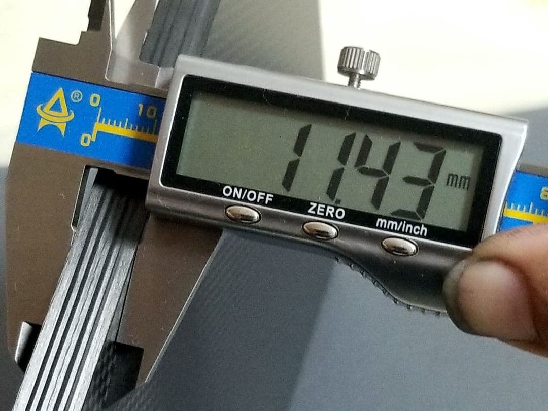 端材No.297　厚み約11.4ミリ【CFRP素材】ドライカーボン・カーボン板