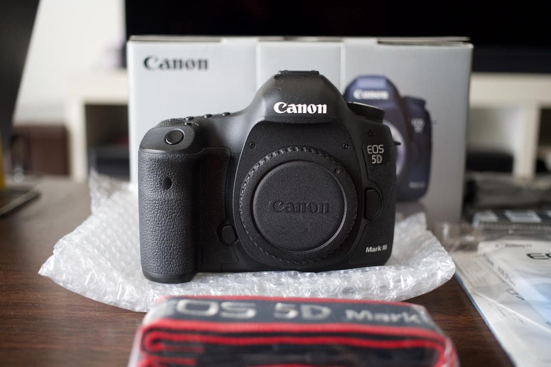 Canon EOS 5D Mark III 本体と付属品 キヤノン