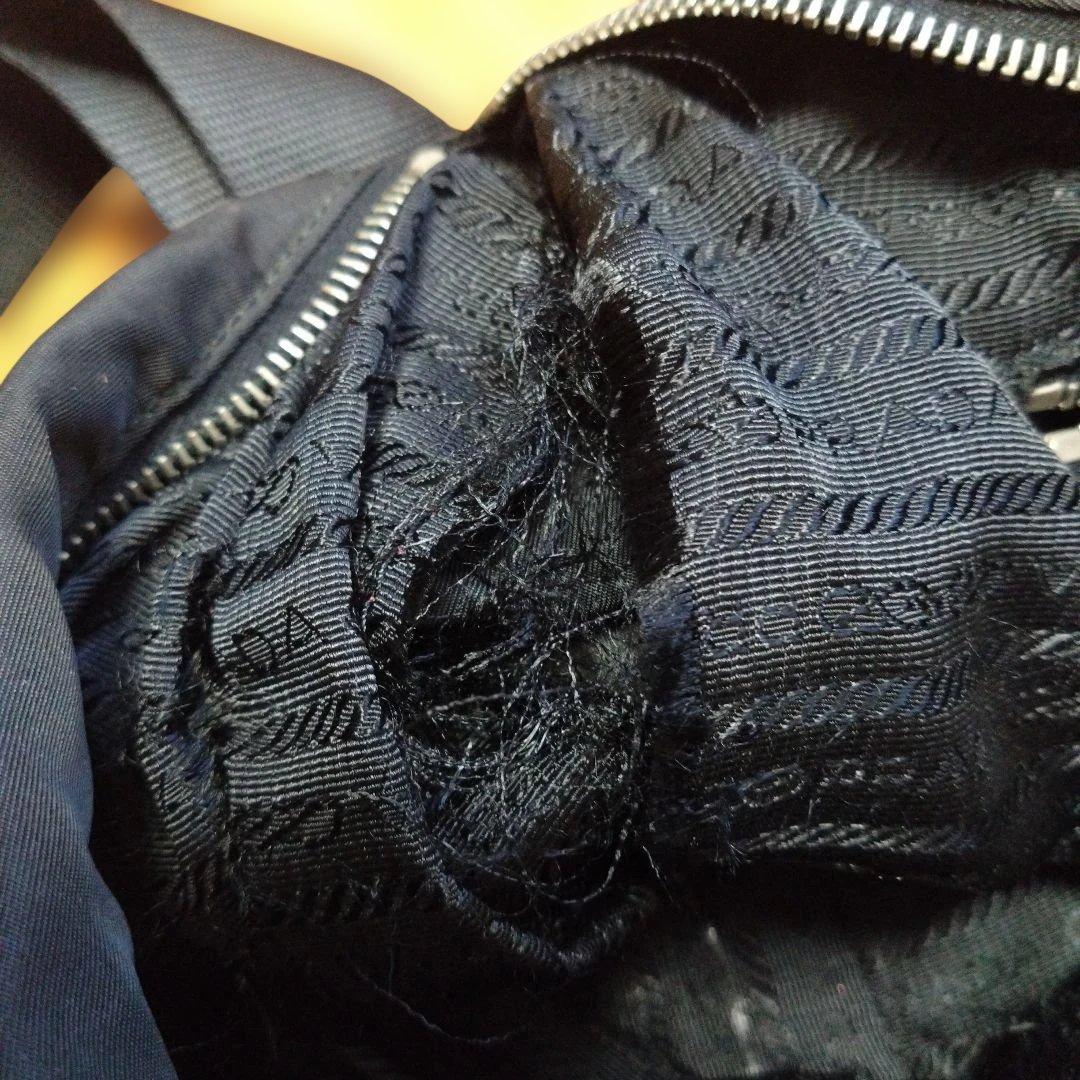 【内布4カ所破れあり】PRADA ブラック ショルダーバッグ　黒