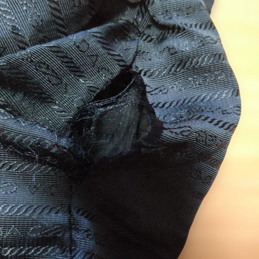 【内布4カ所破れあり】PRADA ブラック ショルダーバッグ　黒