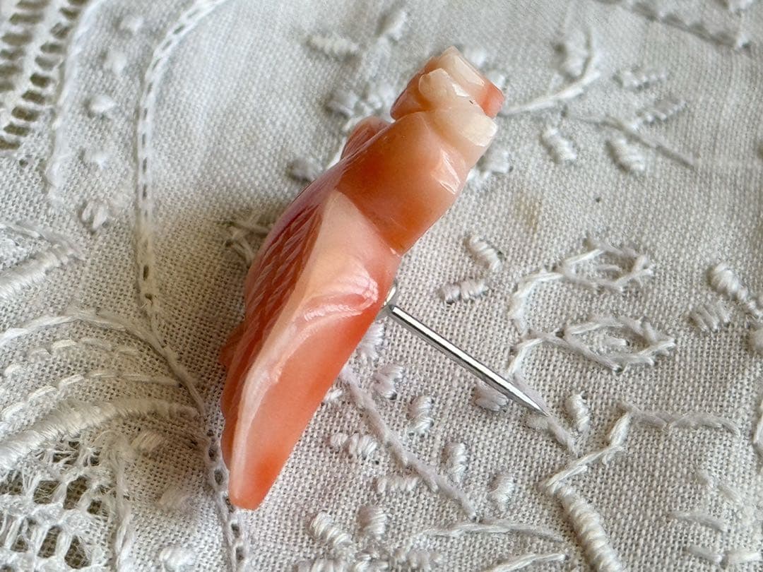 桃珊瑚 幸せのピンクの鳥 ピンブローチ 四葉のクローバー 小鳥 ブローチ