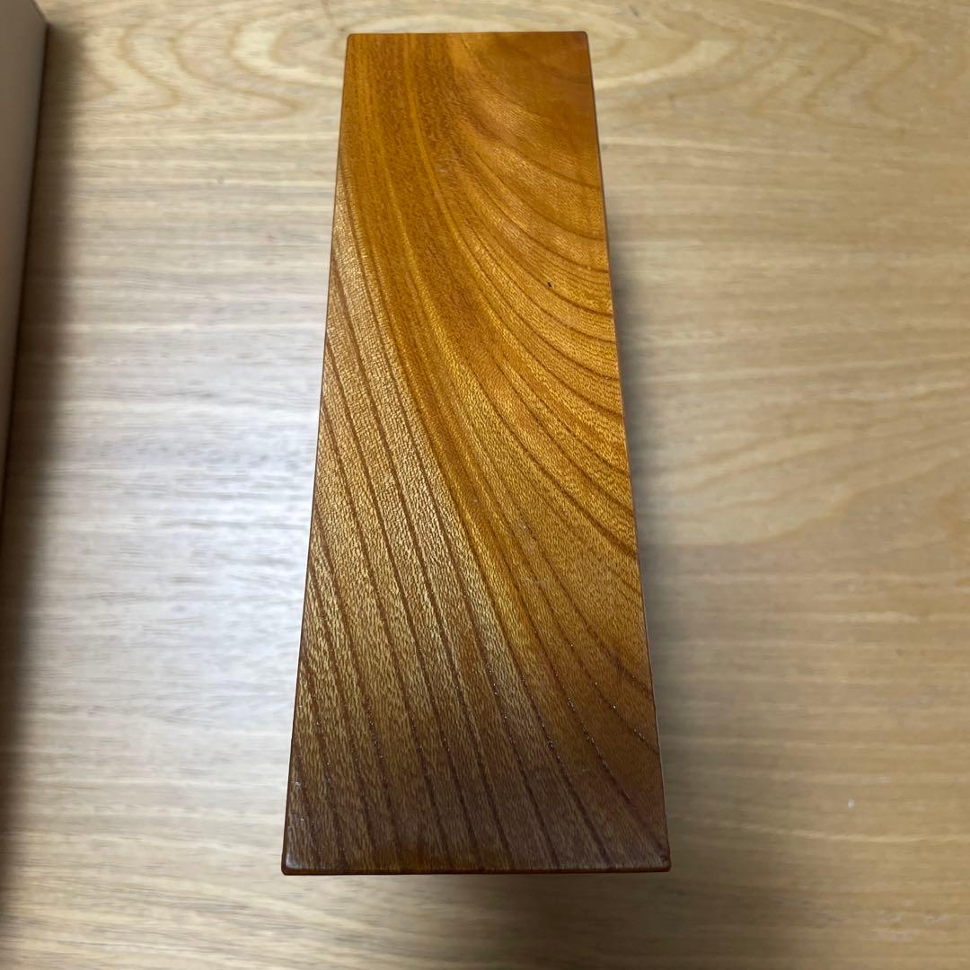 名人 大山康晴 「王将」 飾り駒 （山形 香月作）彫駒 台座あり