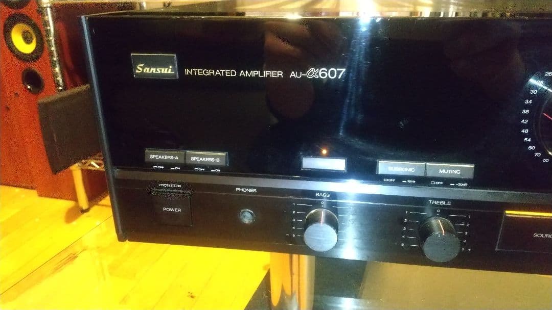 C*s様 SANSUI AU-α607 プリメインアンプ 右前インシュレータ外れ