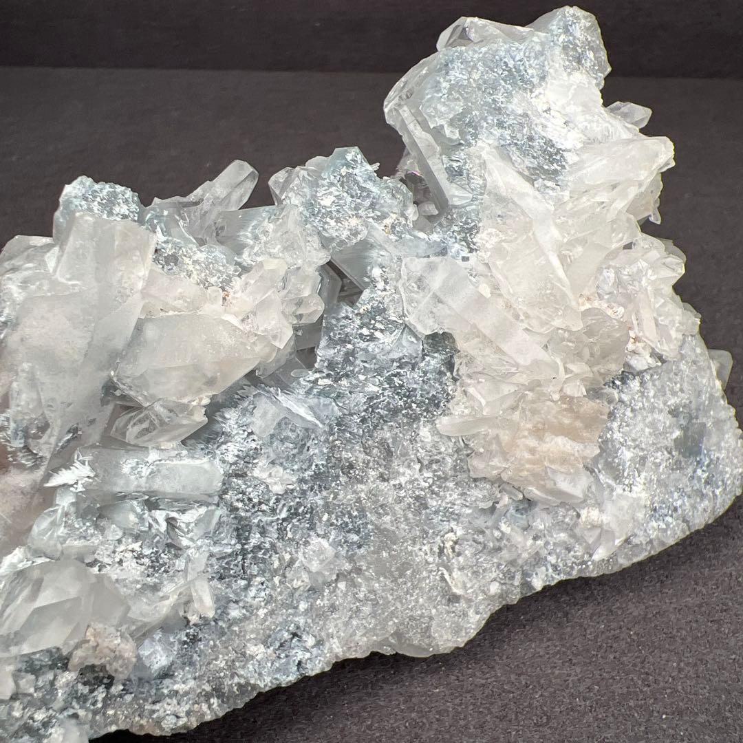 天然石　ブルーラビットヘア　クラスター　161グラム　台座付き