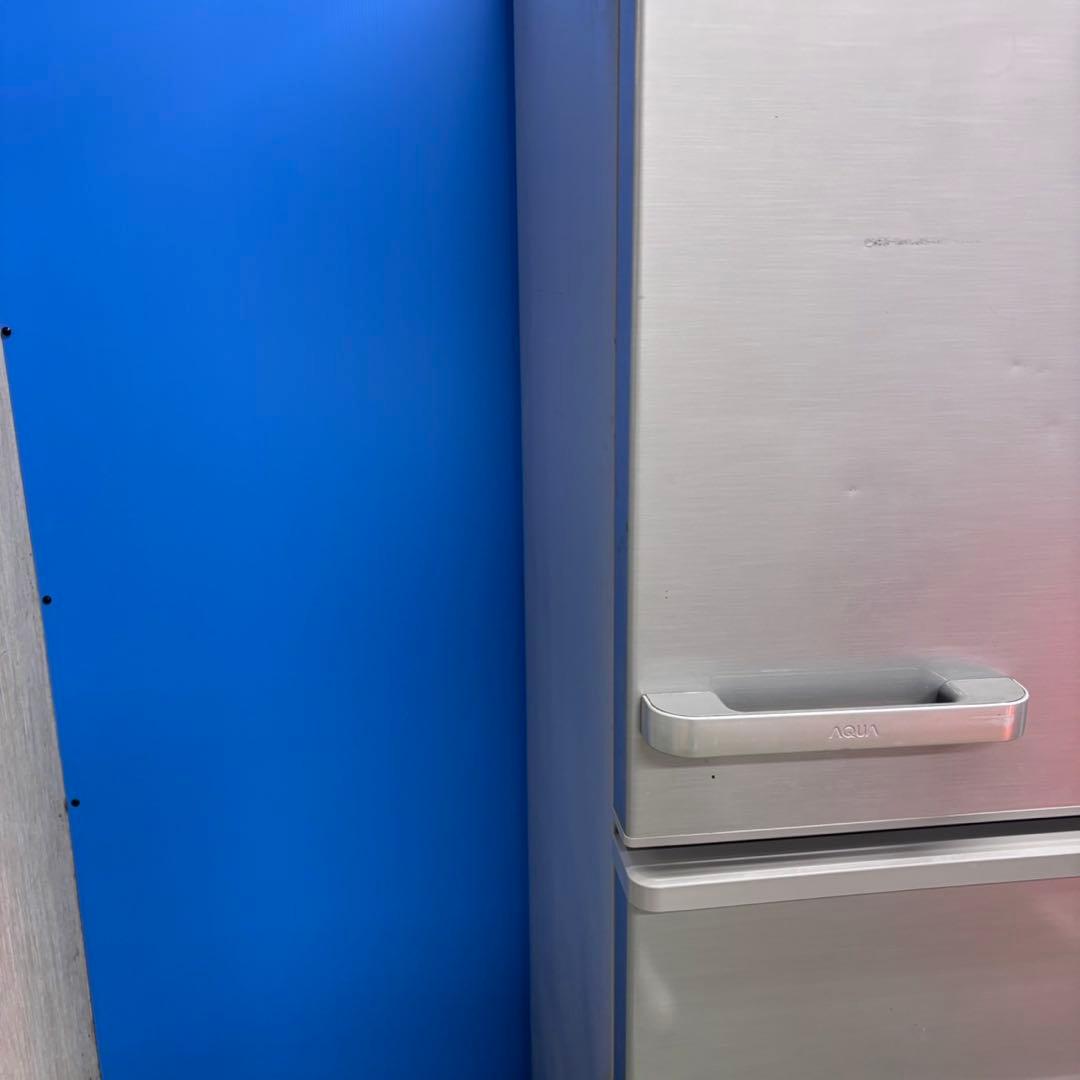 657 AQUA 大型冷蔵庫　300L強　小型　右開き　4ドア　真ん中野菜室