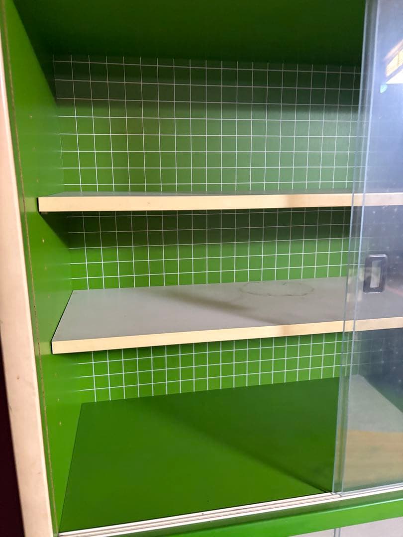 レトロ 緑色 食器棚 ガラス扉付き