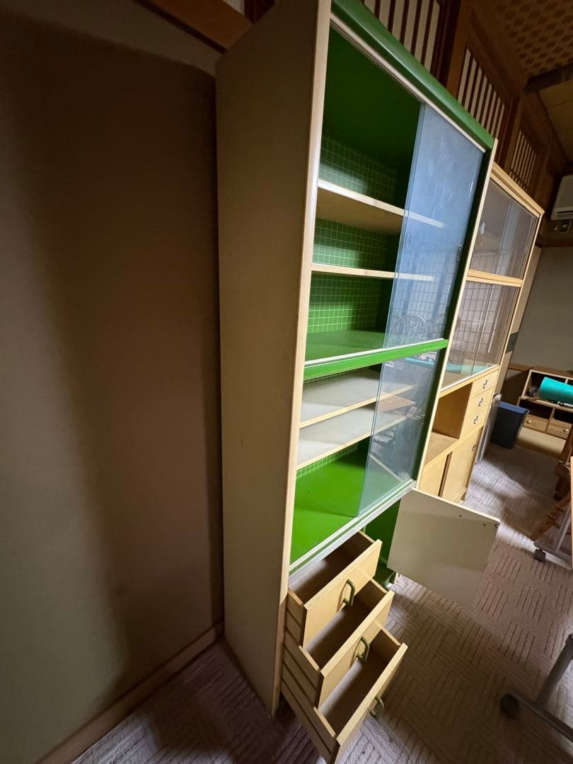 レトロ 緑色 食器棚 ガラス扉付き