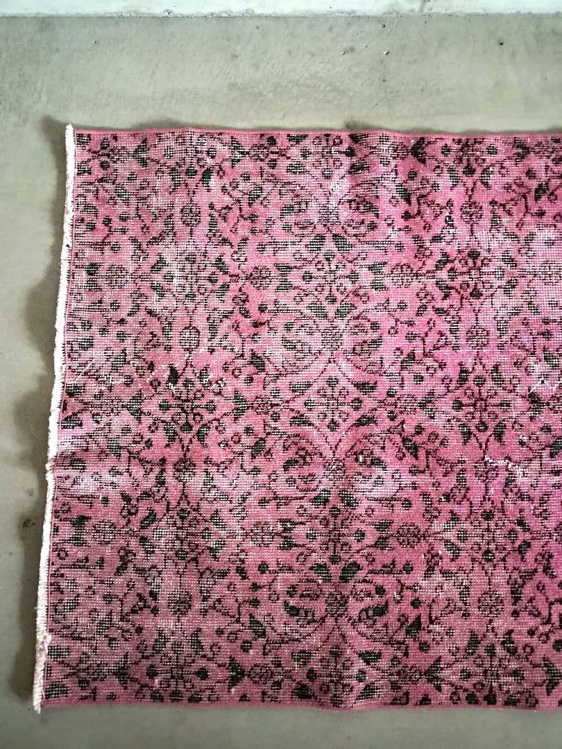 【最終価格】チェリーピンクのフラワーラグ　ヴィンテージトルコラグ　No.688