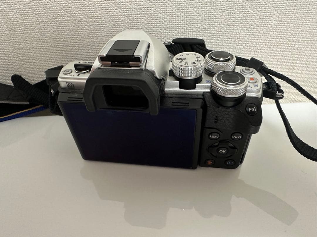 【OLYMPUS】 OM-D ミラーレス一眼カメラ + 40-150mm レンズ