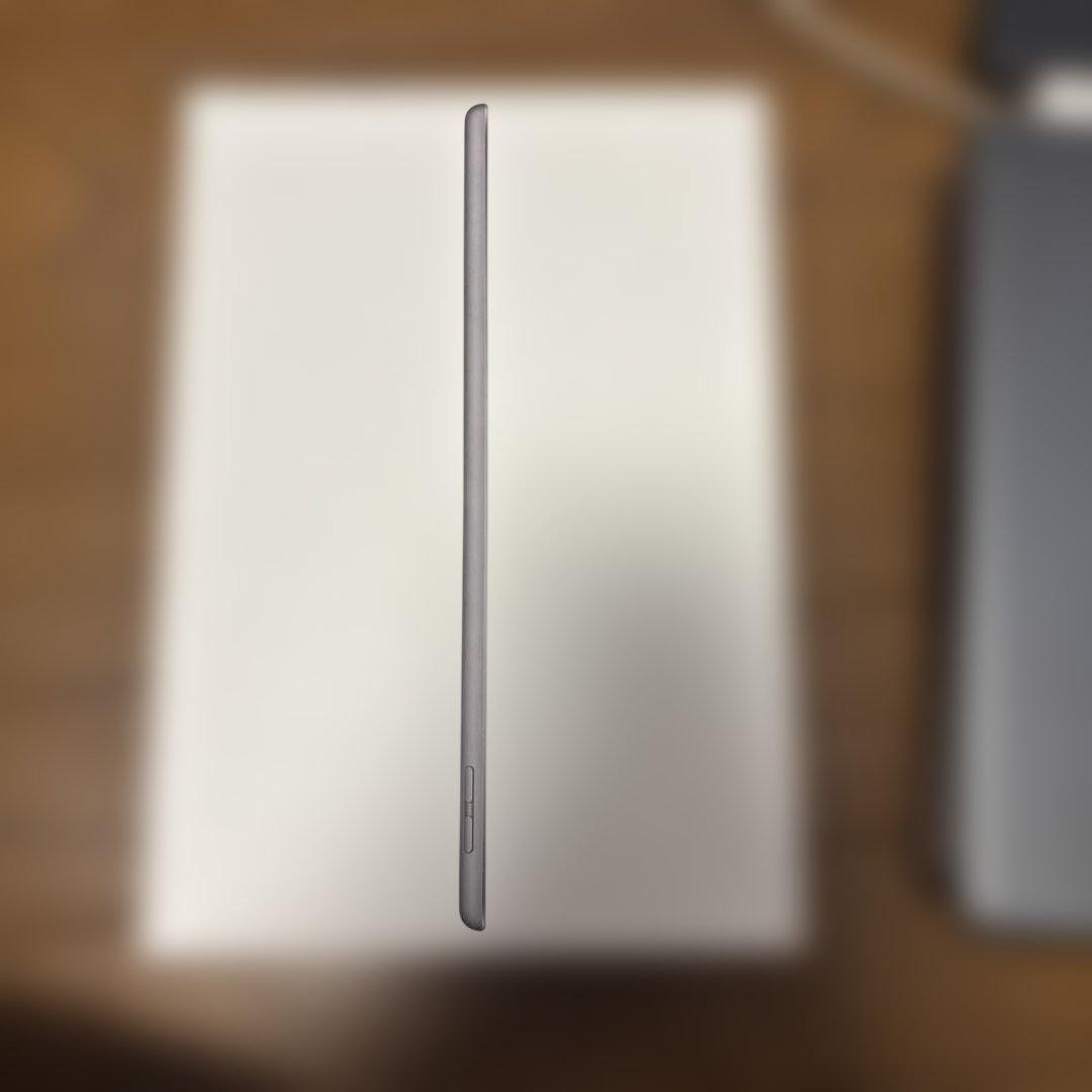 iPad 第8世代 128GB WiFiモデル、ケース付き