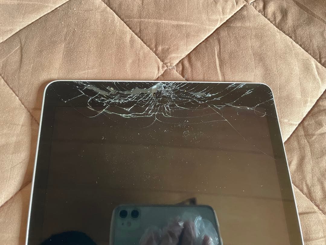 Apple iPad 第9世代 Wi-Fi + Cellular 64GB　割れ