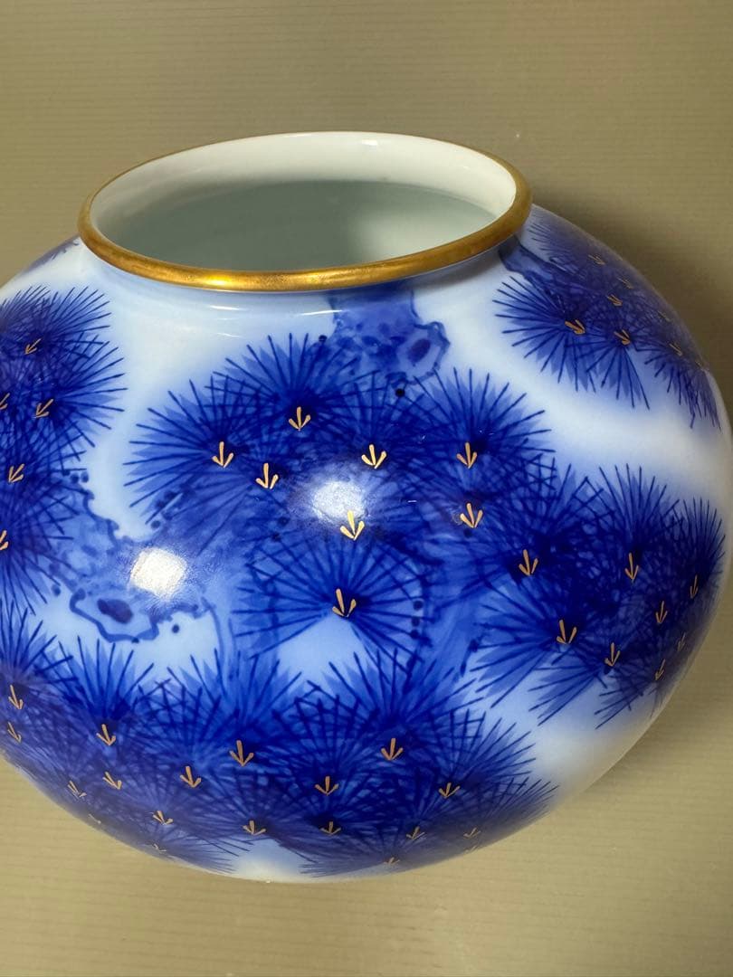 2167 香蘭社　染錦模様　老松文　花瓶　 金彩