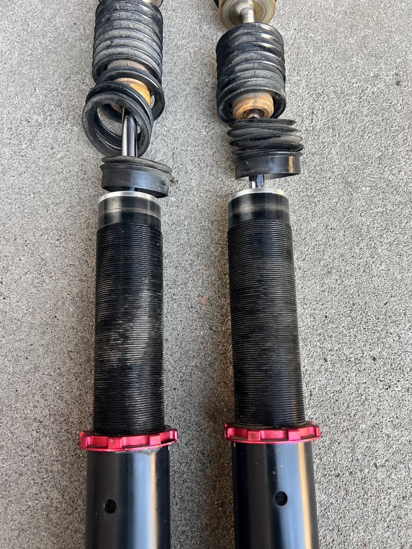 30プリウスZVW30 フルタップ式車高調BLITZ