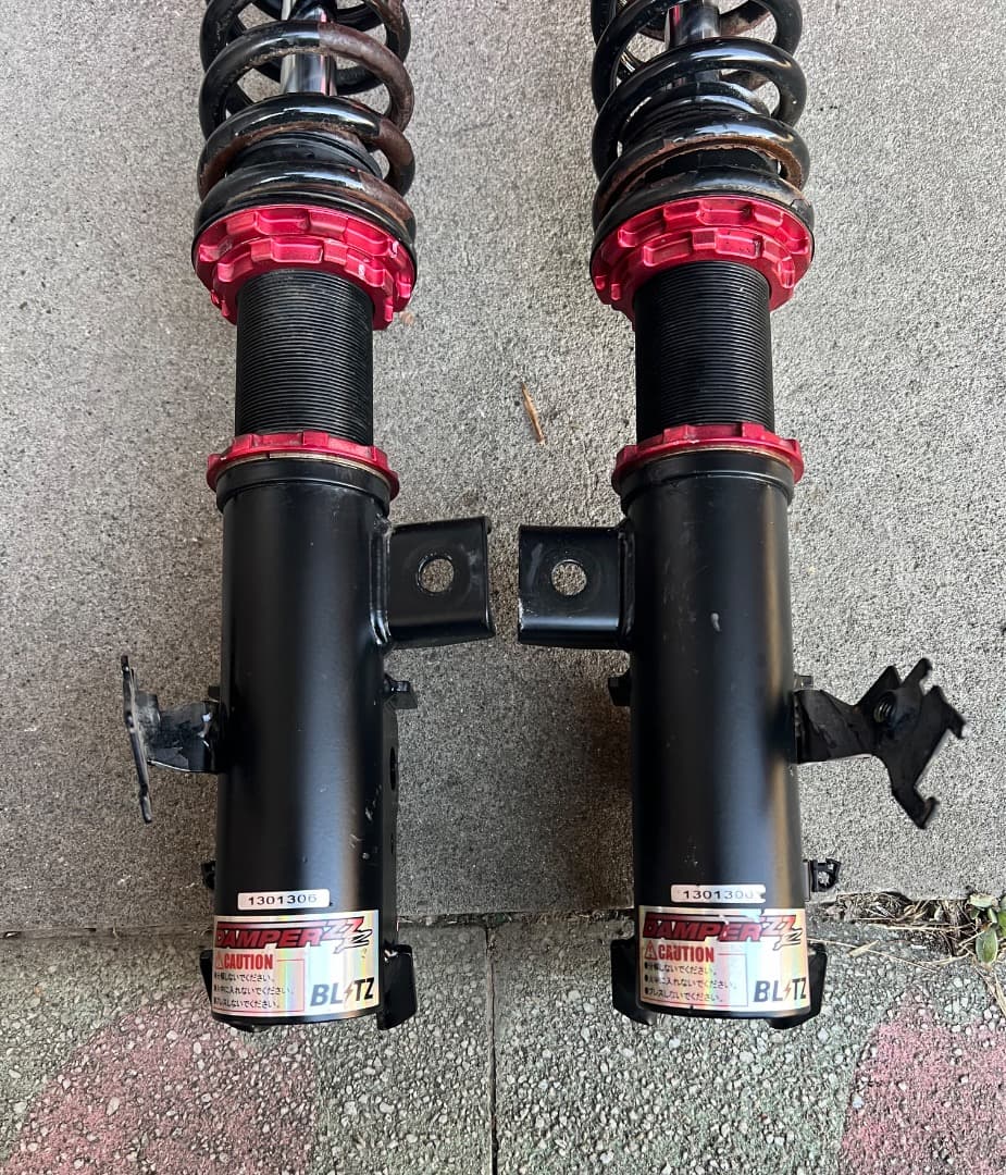 30プリウスZVW30 フルタップ式車高調BLITZ