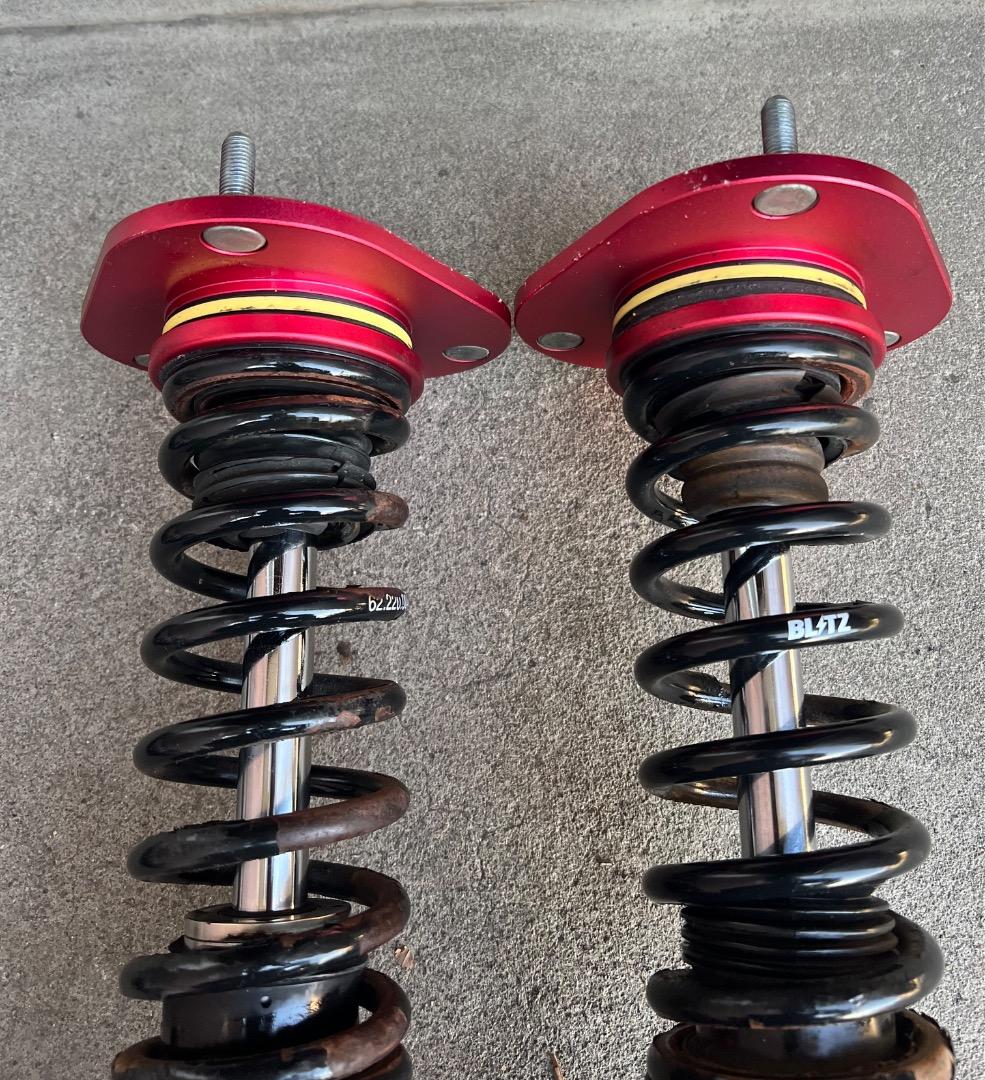 30プリウスZVW30 フルタップ式車高調BLITZ