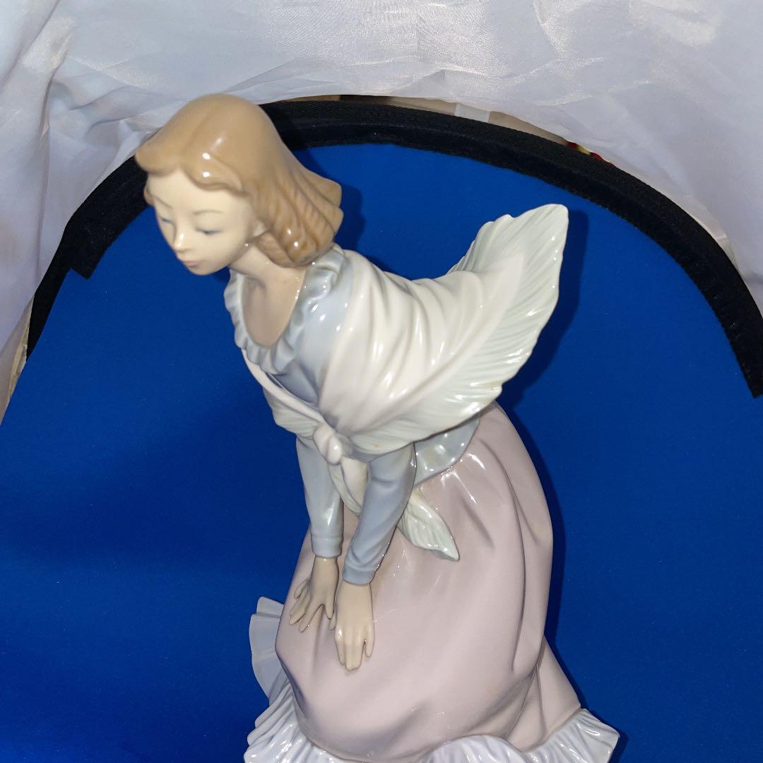 希少　リヤドロ　木の上で屈む女性　スカーフなびく女性