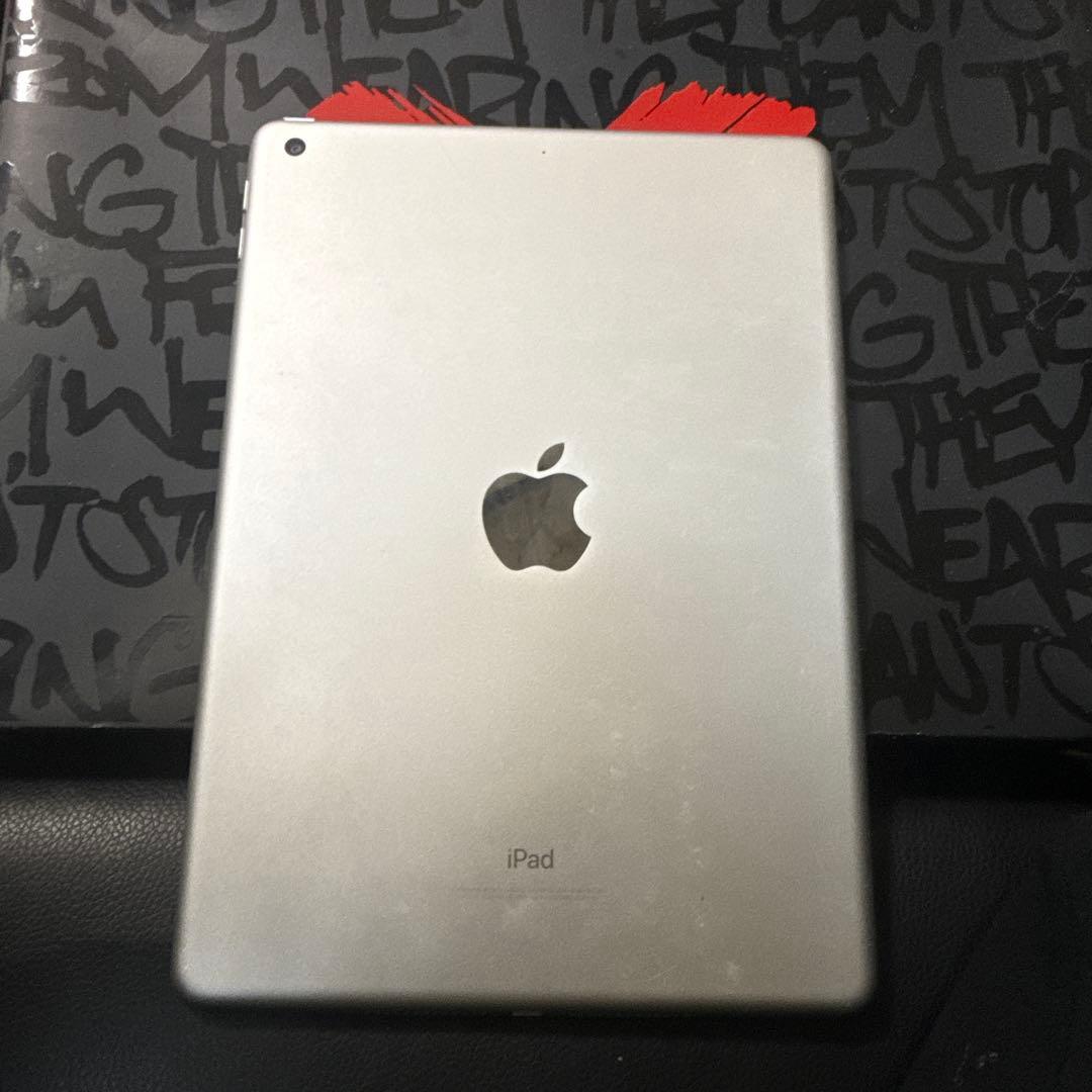 iPad 第5世代 ホワイト 本体 ブラックカバー付き フィルム付き 充電器付属