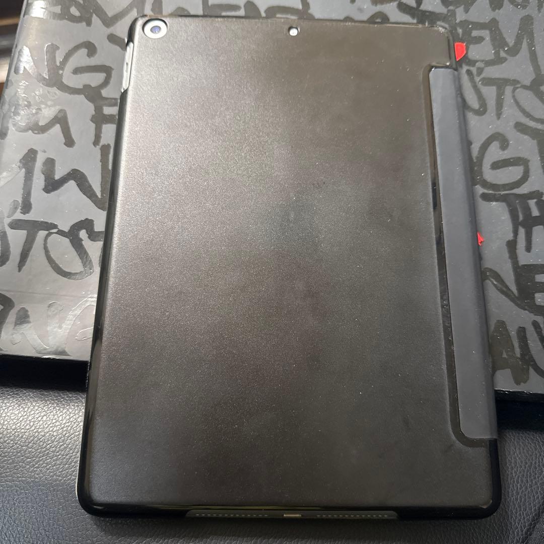 iPad 第5世代 ホワイト 本体 ブラックカバー付き フィルム付き 充電器付属