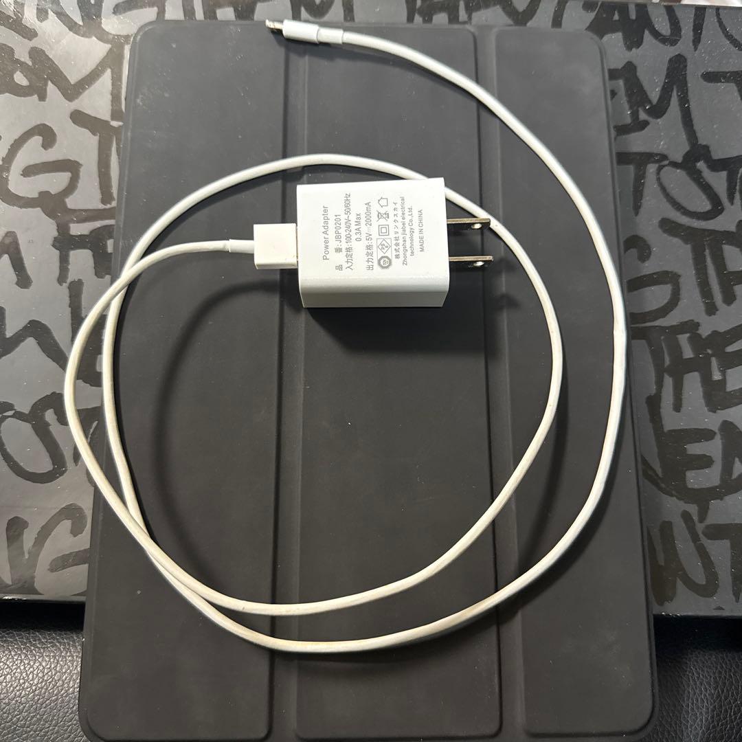 iPad 第5世代 ホワイト 本体 ブラックカバー付き フィルム付き 充電器付属