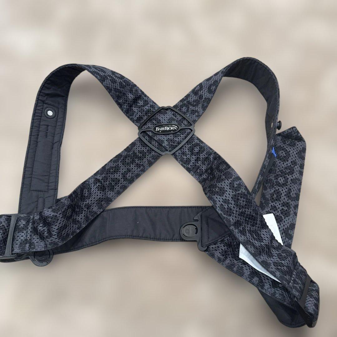 ベビービョルン　ベビーキャリアmini レオパード柄