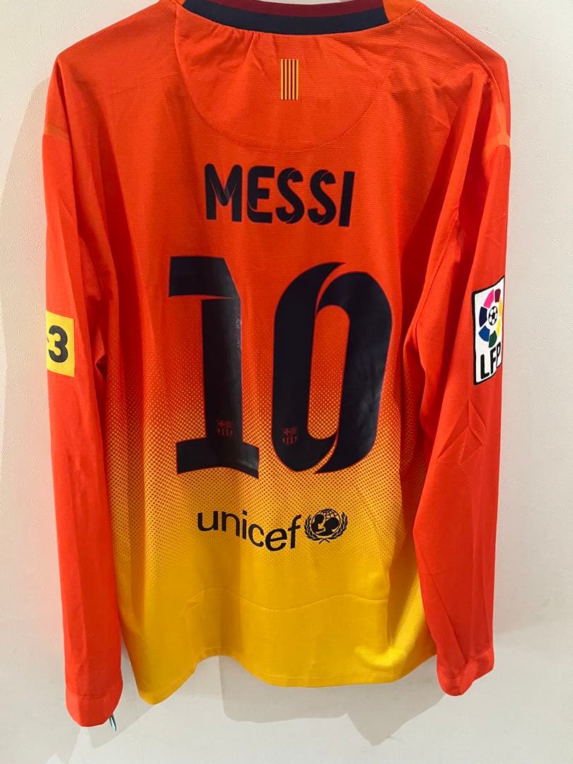 サッカー　NIKE バルセロナ メッシ 　ユニフォーム　未使用、タグ付き　長袖