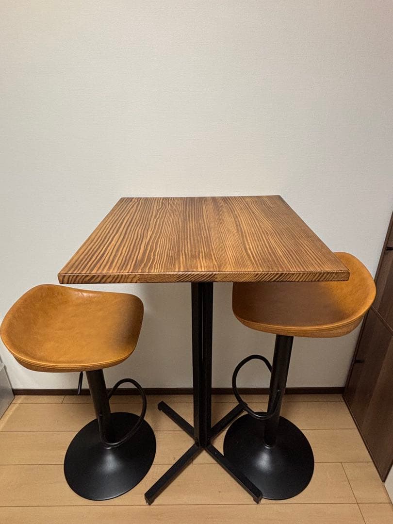 テーブルとハイチェア2脚