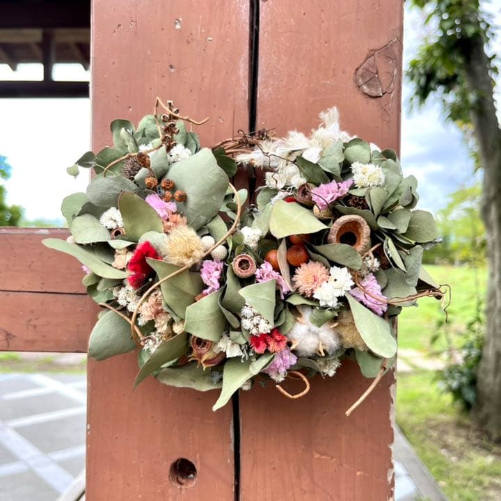 ユーカリと木ノ実と花々　リース