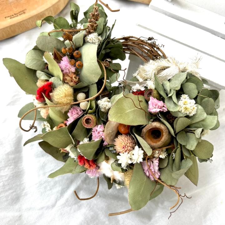 ユーカリと木ノ実と花々　リース