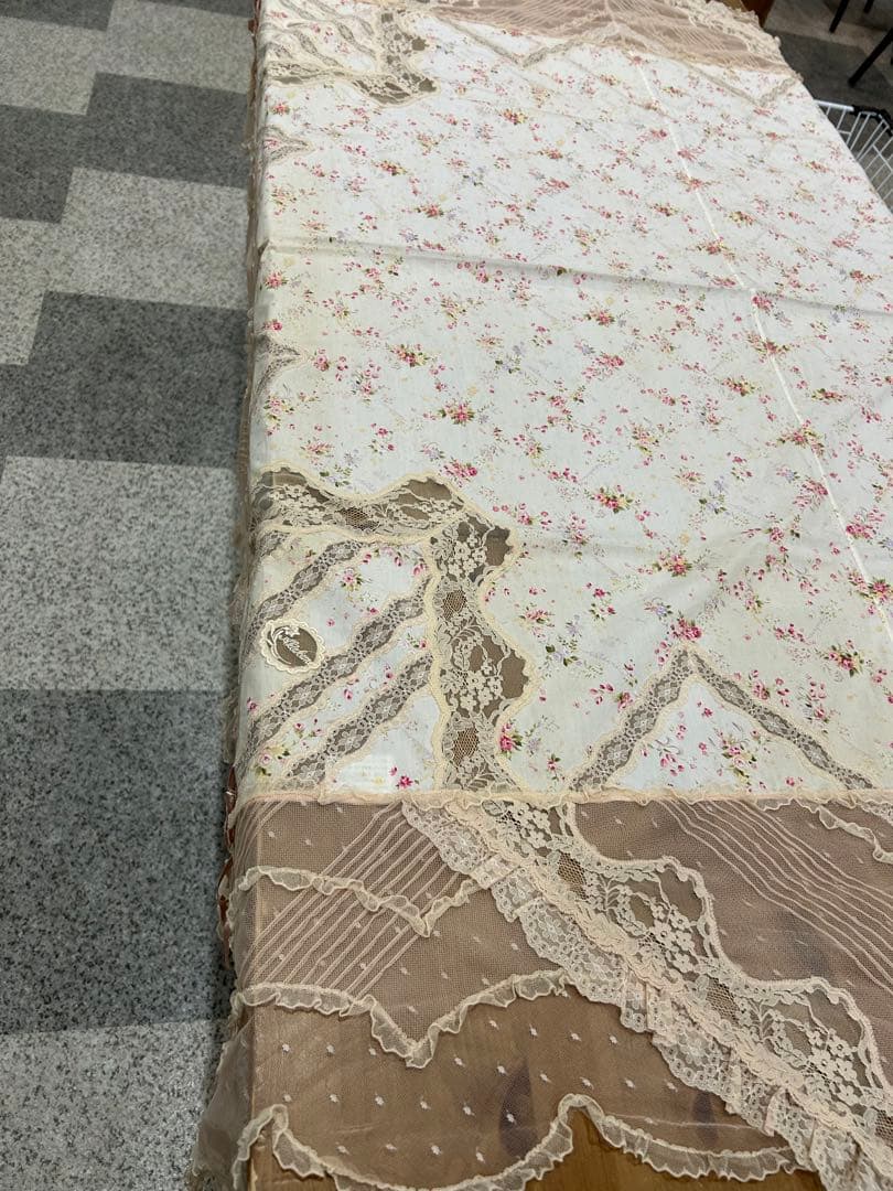 新品未使用さえらアキアカネ花柄レース付きマルチカバーテーブルクロス180×180