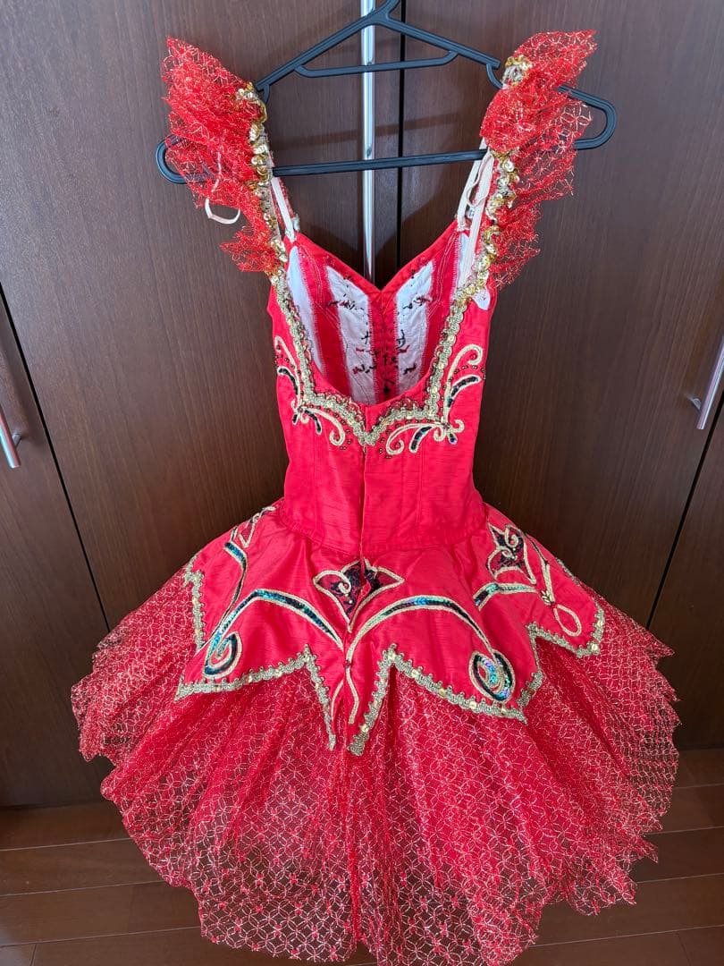 赤いバレエチュチュ　袖のフリル付き