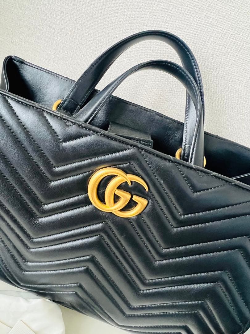 GUCCI GGマーモント キルティング ミディアム トップハンドルバッグ