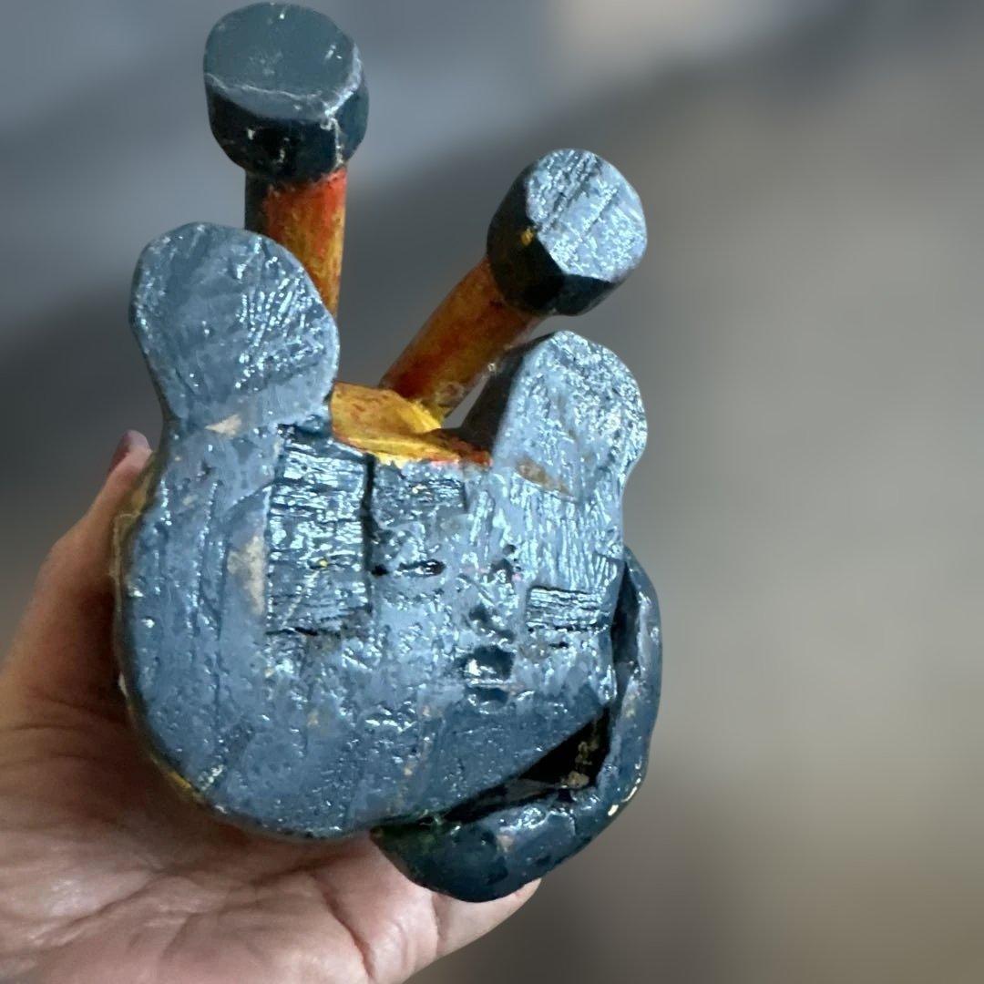 シュールな木製犬の置物 手作りアートスタイル