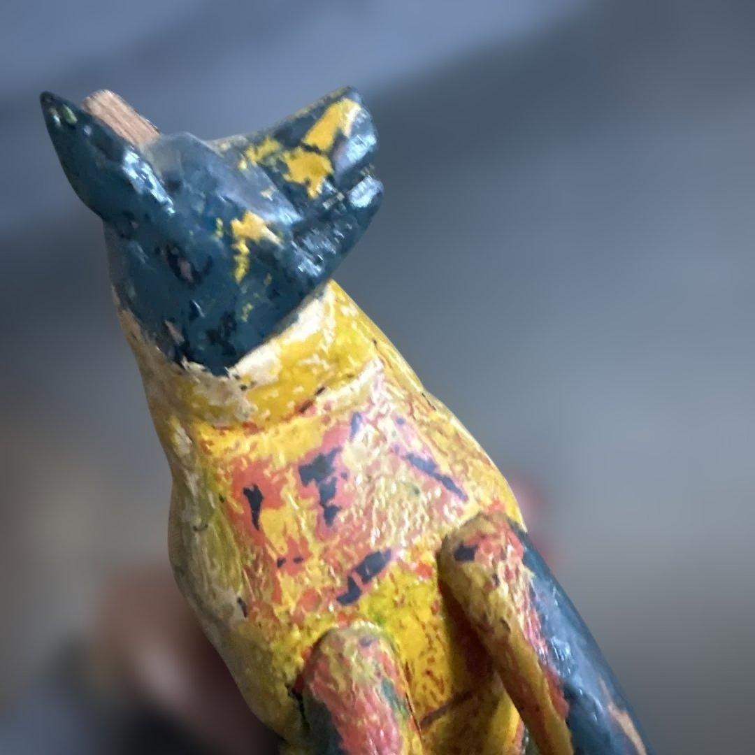 シュールな木製犬の置物 手作りアートスタイル