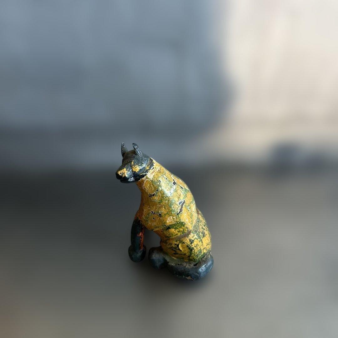 シュールな木製犬の置物 手作りアートスタイル