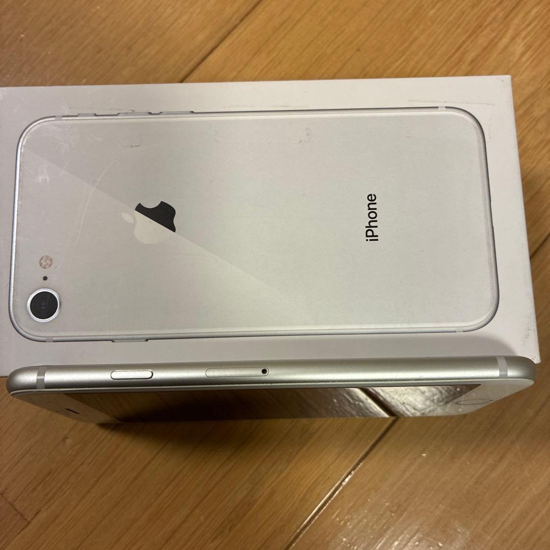 Apple iPhone 8 シルバー 本体　箱，付属品付き