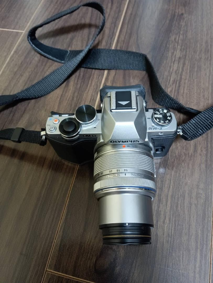 オリンパスOlympus　OM-D　E-M10カメラ本体レンズおまけ（曇りあり）