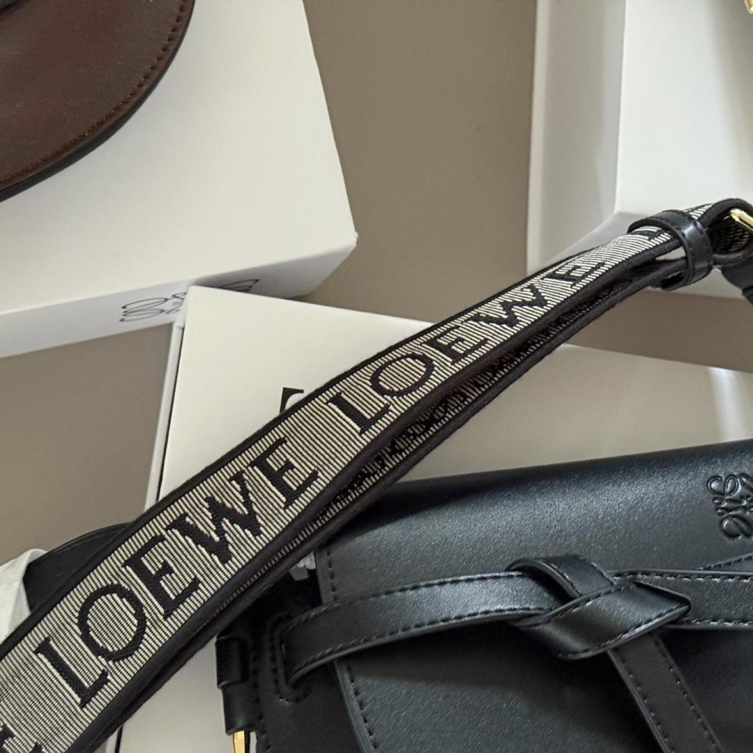 Loewe ブラック ハーフムーン ボディバッグ