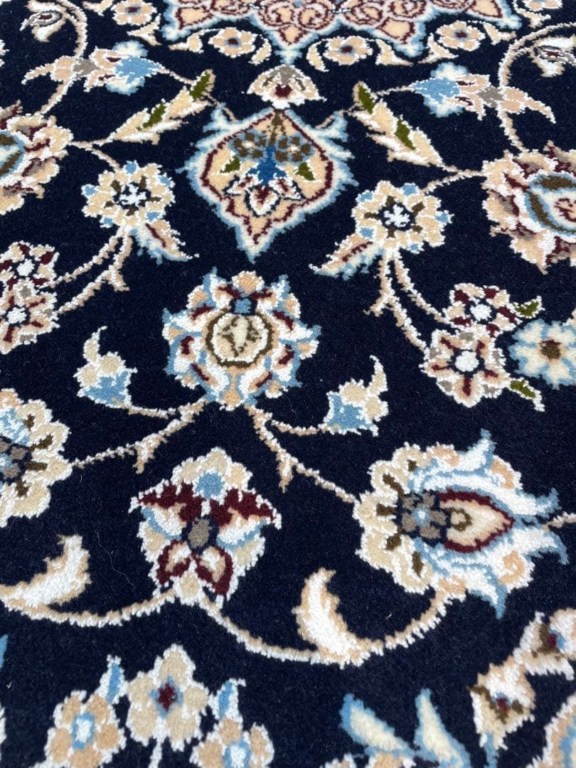 ！早いもの勝ち！イラン製 手織りペルシャ絨毯　ナイン　約81cm×118cm