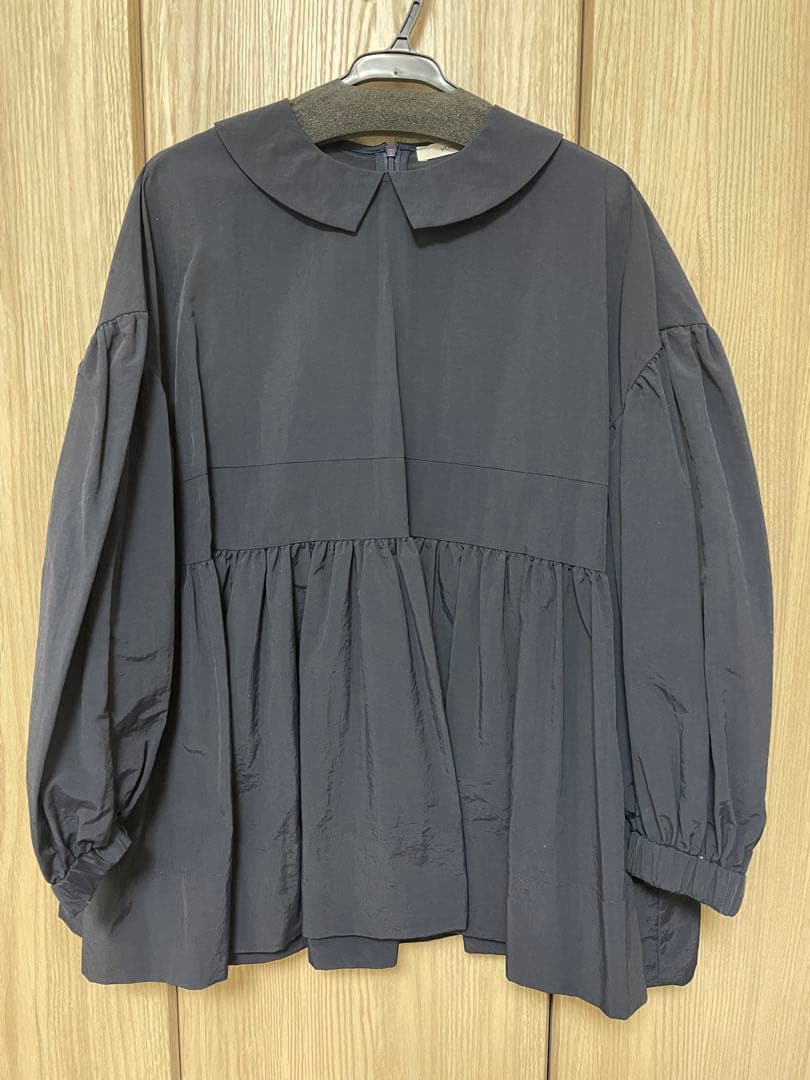 yori フラットカラーティアードブラウス　ネイビー