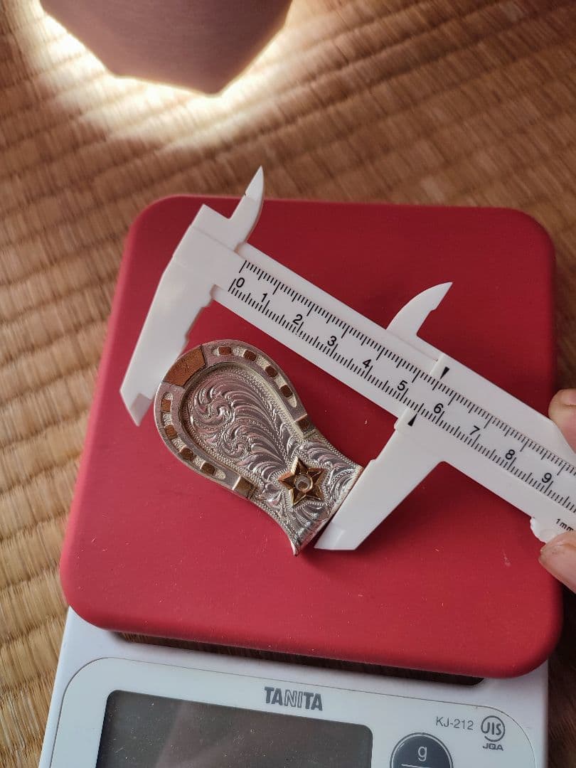 銀色の金属製の馬蹄形デザイン 37.4g