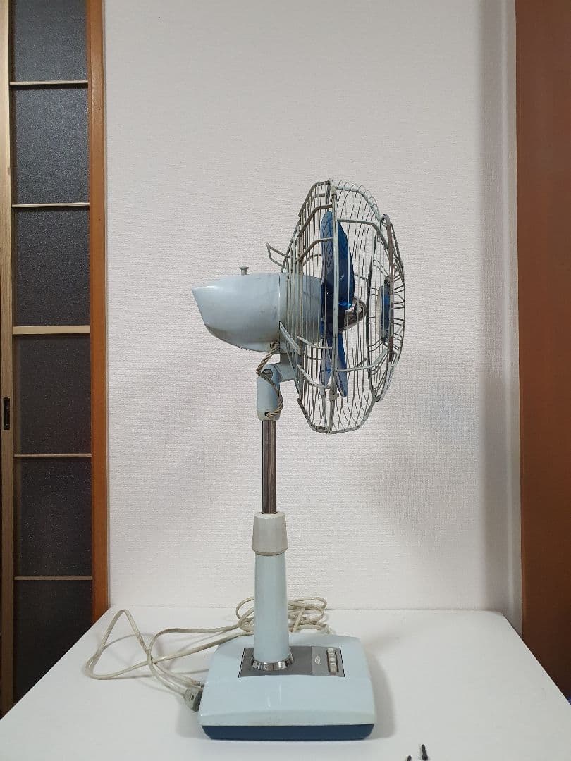 レトロ青い家庭用扇風機