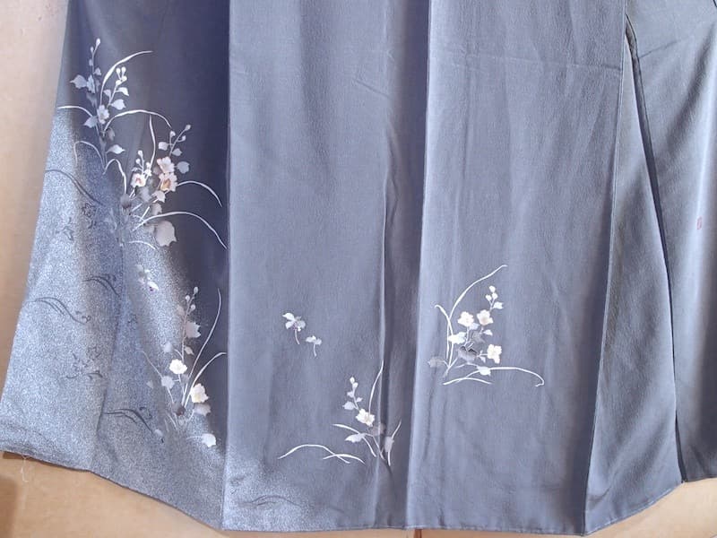 未使用　やまと謹製　付下げ（白花文）裄66,5　落款入　背紋なし　正絹美品