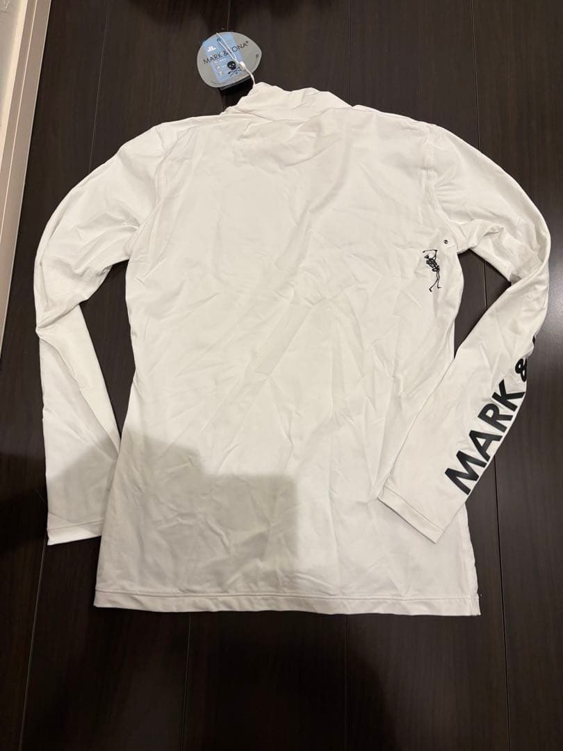 マーク＆ロナ速乾ストレッチアシメロゴプリントモックネック長袖カットソーUV