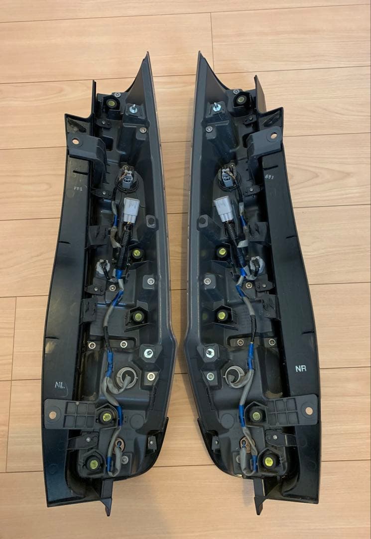 ノア 80 ZWR80W 純正LEDテールランプ 左右セット美品