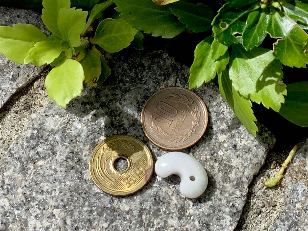 ✳糸魚川翡翠白勾玉‼️ 極上品質の太陽光透過　鑑別書付　お守りに本物を‼️