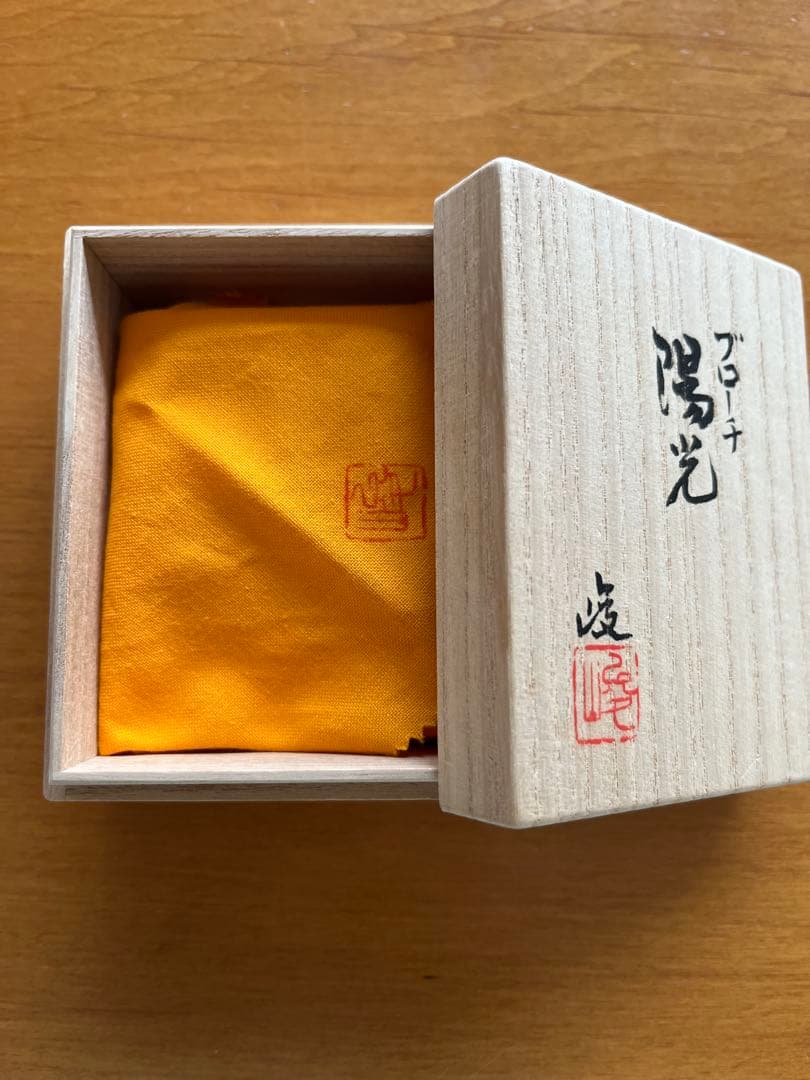 服部峻昇作　螺鈿ブローチ